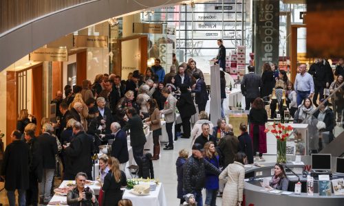 Düsseldorf, DEU, 12.3. 2016. Prowein goes city - große Weinverkostung im stilwerk. Die Leitmesse ProWein ist alljährlich der ultimative Treffpunkt der internationalen Wein- und Spirituosenbranche. 6.200 Aussteller aus 59 Ländern präsentierten sich zur ProWein 2016 vom 13. bis 15. März in Düsseldorf.  Etwa 420 internationale Spirituosen-Anbieter zeigten einen anspruchsvollen Mix aus bewährten Klassikern, landestypischen Kostbarkeiten und ausgefallenen Neuvorstellungen. Auch Innovationen und Entwicklungen im Bereich Zubehör für die Wein- und Spirituosenbranche fanden sich in Düsseldorf. | ProWein is the Leading Trade Fair and a unique meeting point for the international Wine and Spirits Sector. 6,200 exhibitors from 59 countries were present at ProWein 2016, from 13 to 15 March in Düsseldorf. Around 420 international spirits suppliers showed a sophisticated, high-quality mix consisting of tried-and-tested classics, regional-specific delicacies and exceptional new products. Innovations and new developments in accessories for the wine and spirits sector were also on display in Düsseldorf.Foto: Messe Düsseldorf, Constanze Tillmann. Exploitation right Messe Düsseldorf, M e s s e p l a t z, D-40474 D ü s s e l d o r f, www.messe-duesseldorf.de; eine h o n o r a r f r e i e  Nutzung des Bildes ist nur für journalistische Berichterstattung, bei vollständiger Namensnennung des Urhebers gem. Par. 13 UrhG (Foto: Messe Düsseldorf / ctillmann) und Beleg möglich; Verwendung ausserhalb journalistischer Zwecke nur nach schriftlicher Vereinbarung mit dem Urheber; soweit nicht ausdrücklich vermerkt werden keine Persönlichkeits-, Eigentums-, Kunst- oder Markenrechte eingeräumt. Die Einholung dieser Rechte obliegt dem Nutzer; Jede Weitergabe des Bildes an Dritte ohne  Genehmigung ist untersagt | Any usage and publication only for editorial use, commercial use and advertising only after agreement; unless otherwise stated: no Model release, property release or other third party rights available; royalty free only with mandatory credit: photo by Messe Duesseldorf]